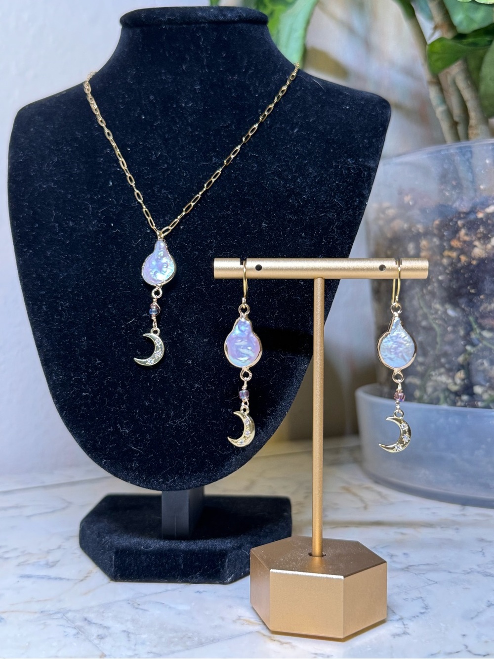 18KGold Moon 18k filled chain& Iridescent Pearl Drop Earrings! ‼️Handmade‼️ - Picture 3 of 12